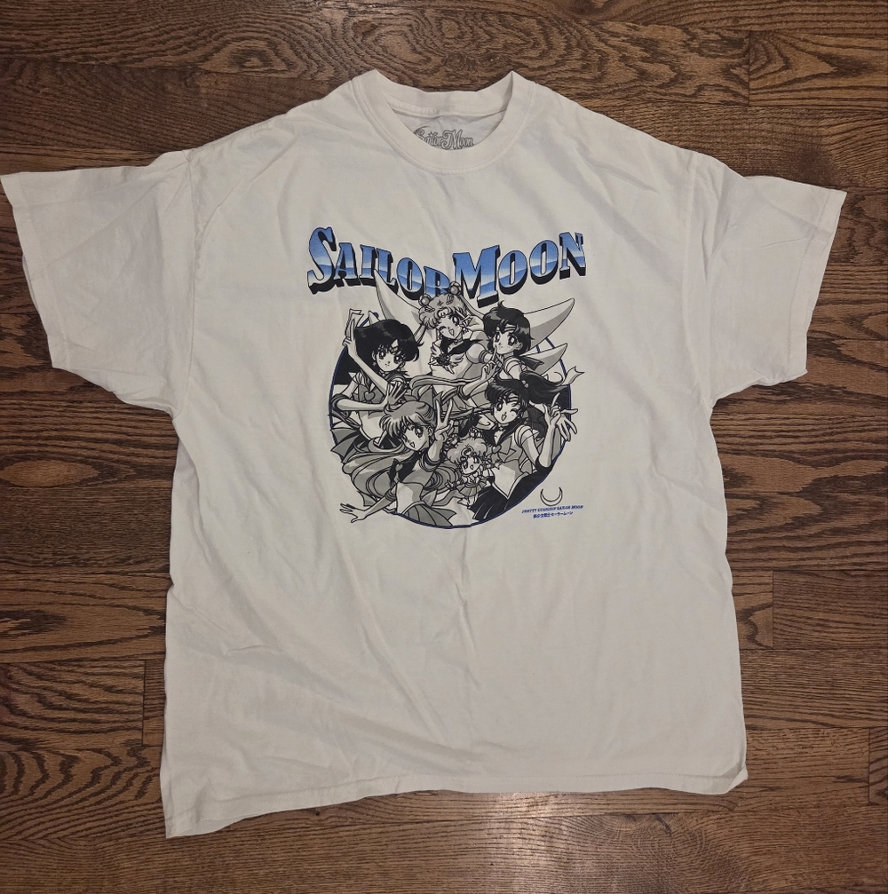 Hot Topic - Sailor Moon White Graphic T-Shirt - Size  L